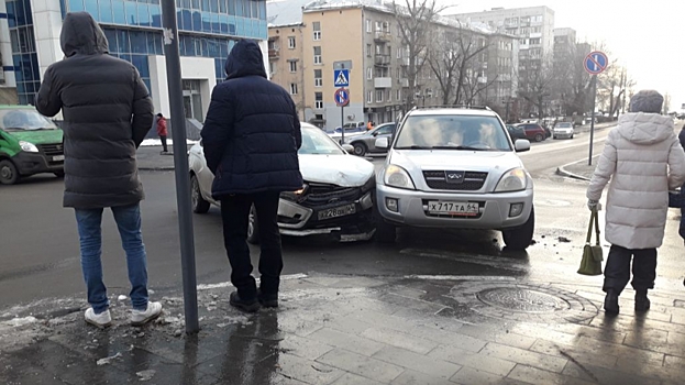 У пешеходной зоны в центре Саратова столкнулись Lada и иномарка