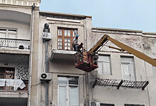 В Баку начали сносить балконы