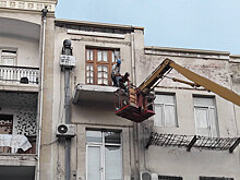 В Баку начали сносить балконы