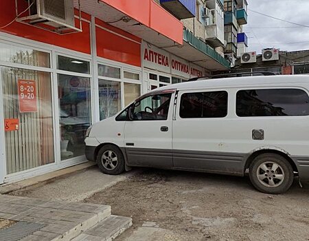 Минивен в Балакове протаранил аптеку