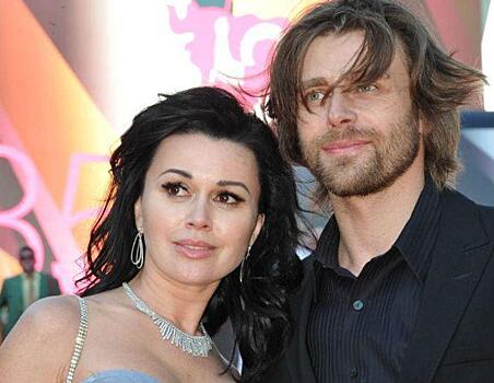 Чернышев пропал после выписки Заворотнюк из клиники - фигурист не выходит на лед