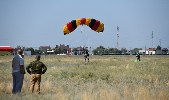 Волгоградские подростки прыгнули с борта самолета с парашютом