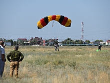 Волгоградские подростки прыгнули с борта самолета с парашютом