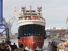 В Петербурге спустили на воду морозильный супертраулер "Капитан Юнак"
