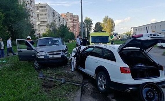 Три девушки пострадали в лобовом столкновении Audi и Chevrolet в Казани