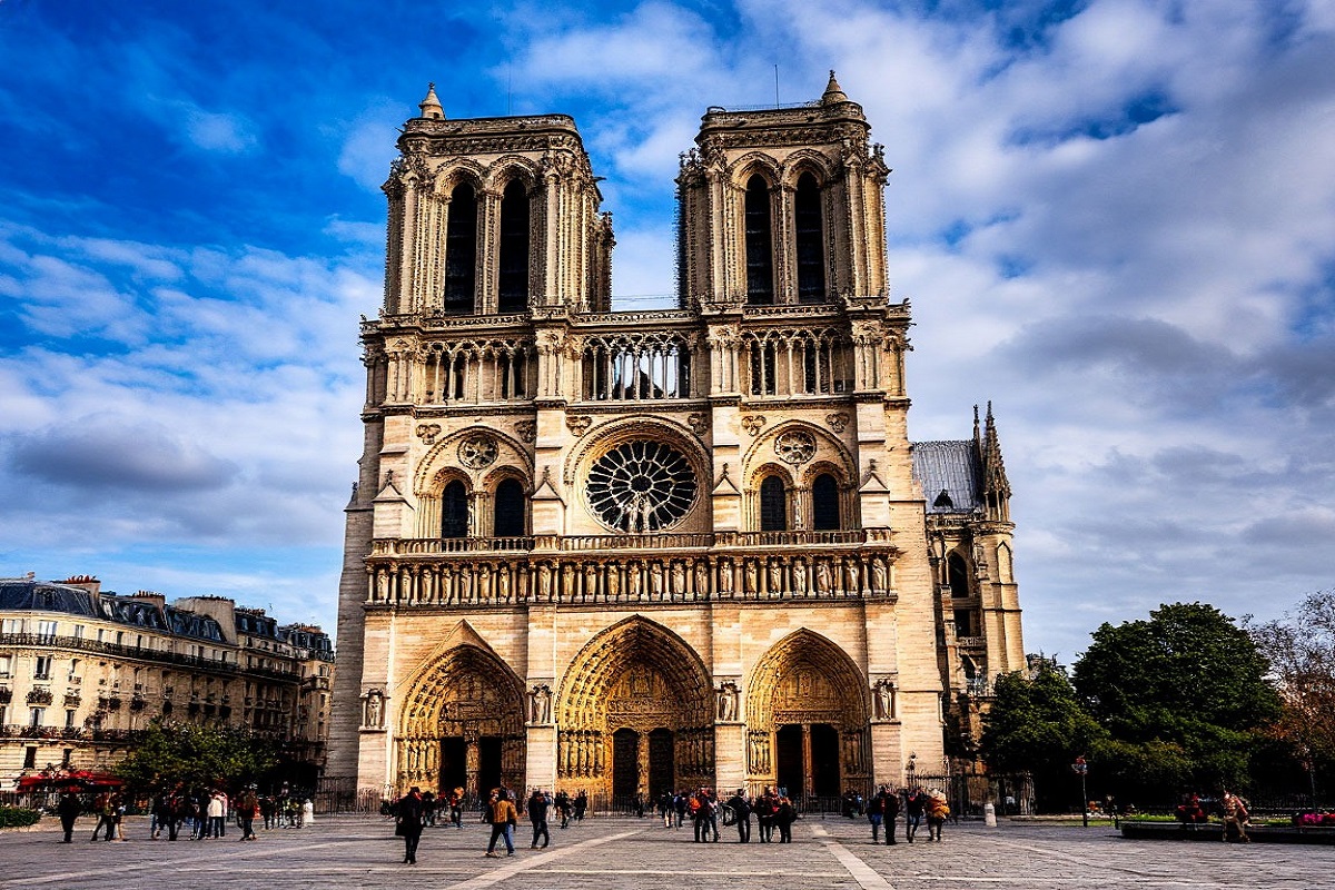 Макрон против наследия: Современное искусство затмит старину в Нотр-Даме?
