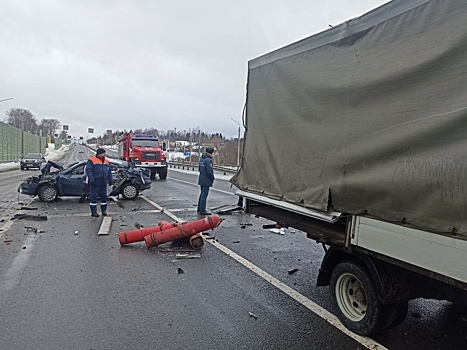 В Смоленской области в массовом ДТП на трассе М-1 столкнулись четыре авто