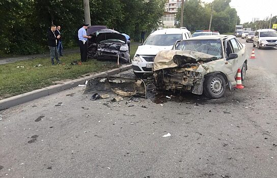 В Екатеринбурге на Щербакова столкнулись три машины