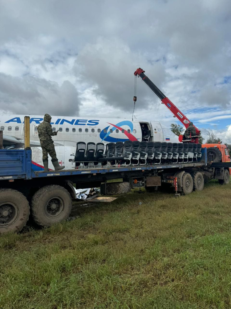 Севший в поле самолет «Сочи — Омск» разбирают на запчасти