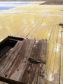 Предприниматели из Слободского за свой счет предоставили спорткомплексу  «Красный якорь» пиломатериал для замены обветшавшего покрытия зала