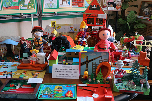 Региональное управление труда и занятости населения организовало выставку детских рисунков и поделок