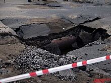 В Омске на улице Завертяева провалился асфальт