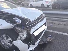В Казани такси врезалось в стоящую Lada