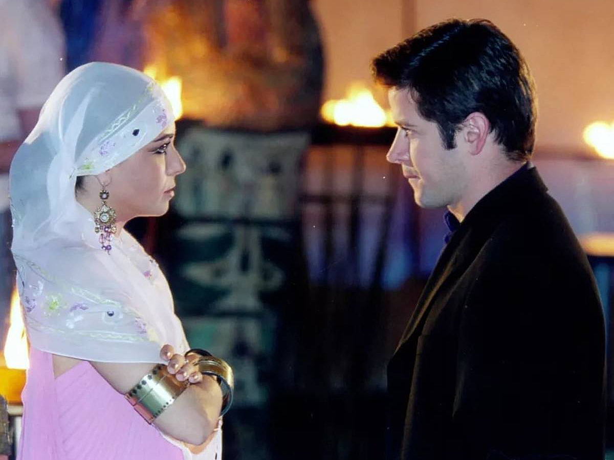 Валяться на диване, изменять мужу и ныть чему на самом