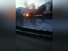 Горящий поезд после столкновения с грузовиком на Сахалине сняли на видео