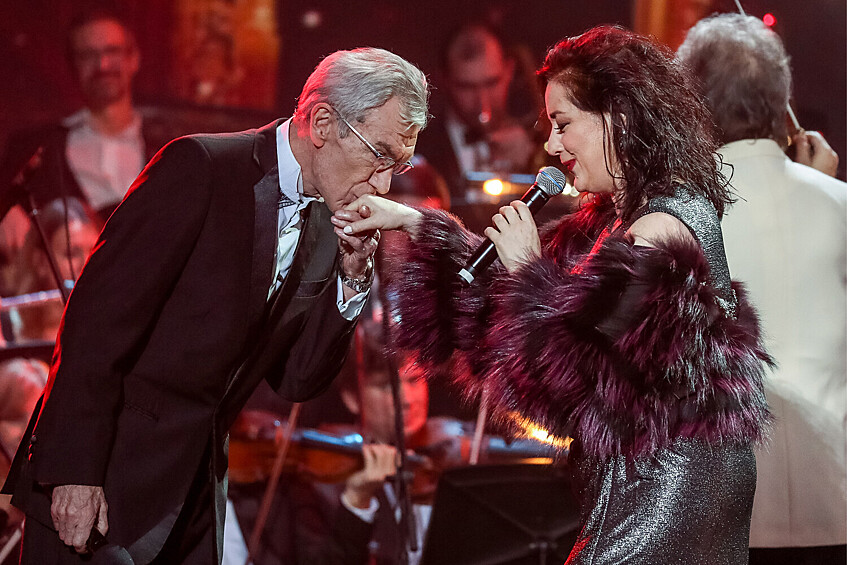Телеведущий Юрий Николаев и певица Тамара Гвердцители во время выступления на концерте «Звездный юбилей Юрия Николаева», посвященном 70-летию теле- и радиоведущего Юрия Николаева, в концертном зале «Крокус Сити Холл», 2018 год