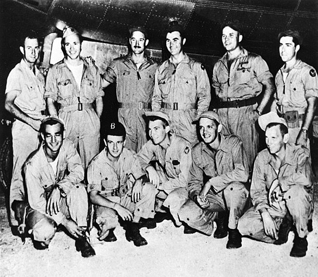 Американский бомбардировщик B-29 «Энола Гэй» под управлением полковника Пола Тиббетса беспрепятственно пролетел над центром города и сбросил на него четырехтонную урановую бомбу под названием "Малыш".