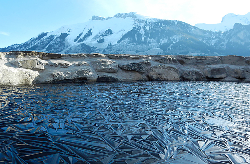 Лед на озере в Швейцарии.