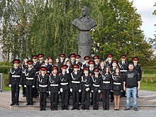 Кадеты школы N 854 и сотрудник КЦ «Зеленоград» возложили цветы к памятнику К. К. Рокоссовскому
