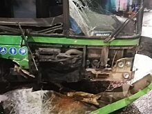 В Саратове пассажирский автобус столкнулся с грузовиком