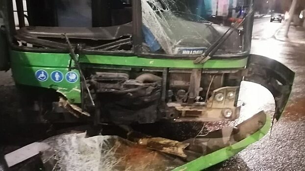 В Саратове пассажирский автобус столкнулся с грузовиком