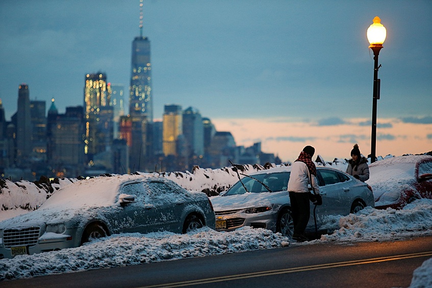 Некоторые автомобилисты из-за снегопада попали в ДТП. Сообщается, что есть погибшие