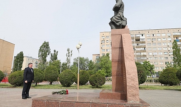 Андрей Бочаров возложил цветы к памятнику летчику Маресьеву