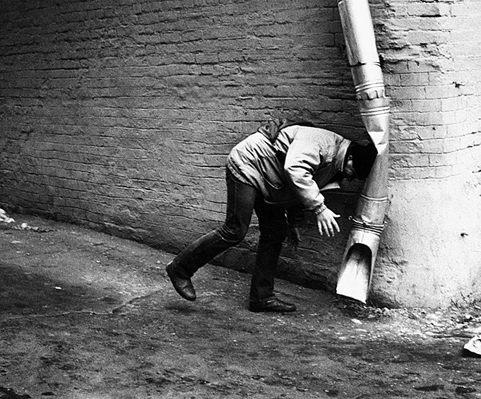Мужчина с разбега врезался в водосточную трубу. Москва, 1994 год
