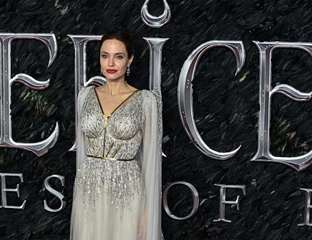Анджелина Джоли запретила дочери общаться с отцом