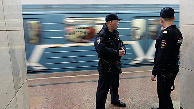 Пассажира московского метро избили и столкнули на рельсы