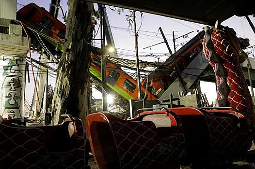 Выросло число жертв крушения поезда в Мехико
