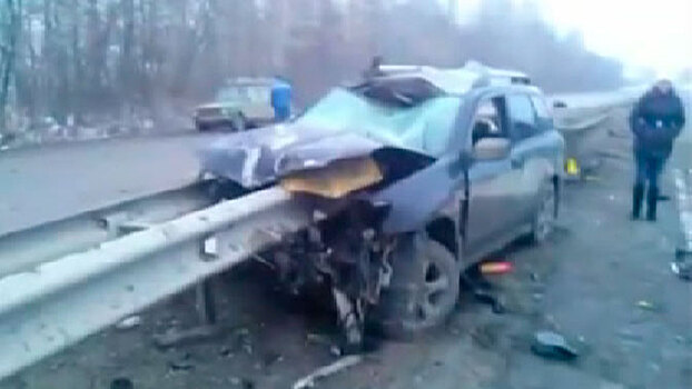 Отбойник насквозь пробил автомобиль, пройдя через весь салон: видео