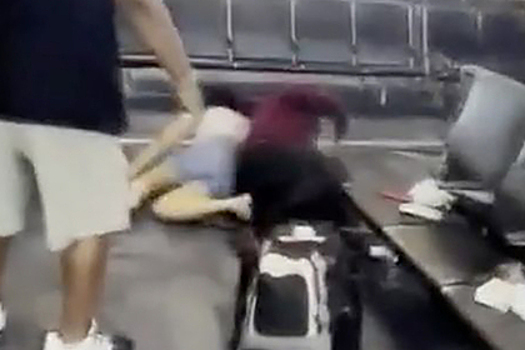 Сотрудник авиакомпании избил пассажирку и попал на видео