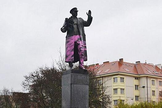 Памятник Коневу осквернили в Праге
