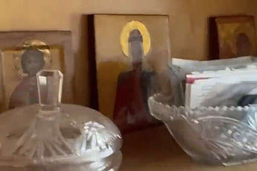 Модель Погребняк посетила квартиру, в которой выросла, и показала свои иконы