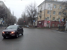 За утро в Саратове под колеса машин попали двое пенсионеров