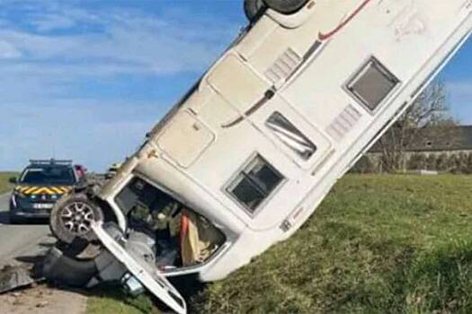Во Франции фургон повис на проводах у дороги