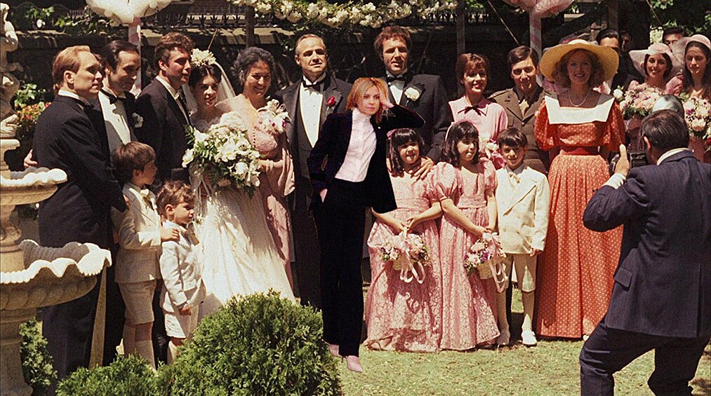 Депутат появилась и на свадьбе дочери дона Корлеона — среди героев фильма "Крестный отец". Там Поклонской тоже было скучно.