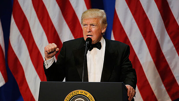 Трамп начал первый полный рабочий день с молебна