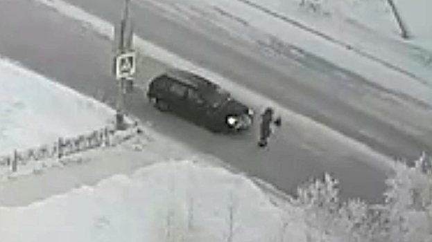В Новом Уренгое иномарка на переходе сбила женщину. ВИДЕО