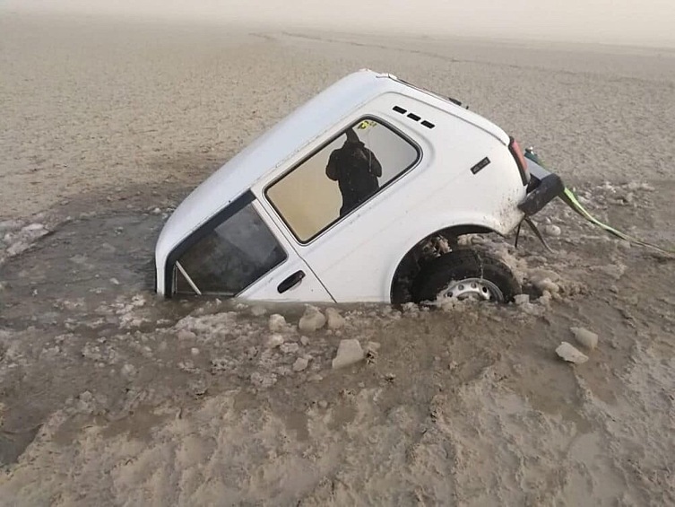 Некоторые автолюбители утопили свои машины в песке. 