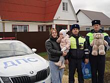 Липецкие полицейские быстро доставили в травмпункт женщину и её двухлетнюю дочь, повредившую руку