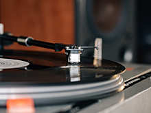 «Поставить пластинку и опустить иглу»: в чем магия и тайна винила?