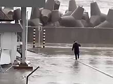 В России шесть судов сорвало с якорей во время шторма в Черном море