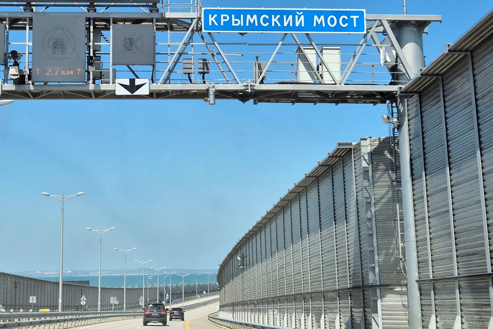 Движение транспорта по Крымскому мосту возобновилось через три часа