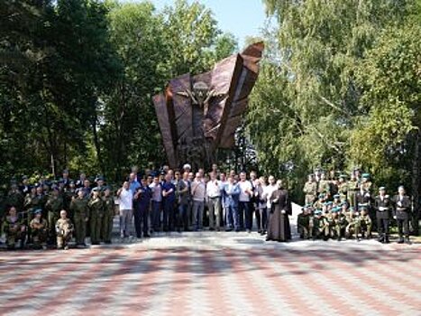 Радий Хабиров встретился с военнослужащими десантных войск