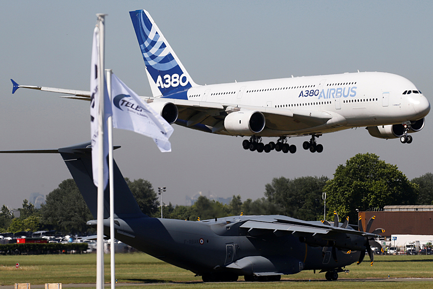 Airbus презентовала обновленную модификацию самого большого пассажирского лайнера в мире A380 — A380plus. По расчетам инженеров, благодаря всем изменениям A380plus сможет взлетать с максимальным весом в 578 тонн — то есть брать на борт еще 80 пассажиров (до 933 пассажиров) либо топлива на дополнительные 300 морских миль полета