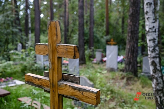 Убитую в Нижнем Тагиле девочку похоронили рядом с матерью