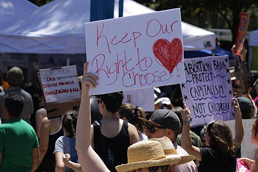 Facebook* запретила сотрудникам разговаривать об абортах