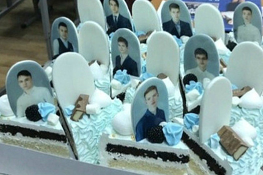 Российским выпускникам подарили торт в виде надгробий